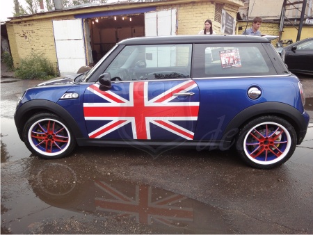 Изображение флага Великобритании на кузове автомобиля